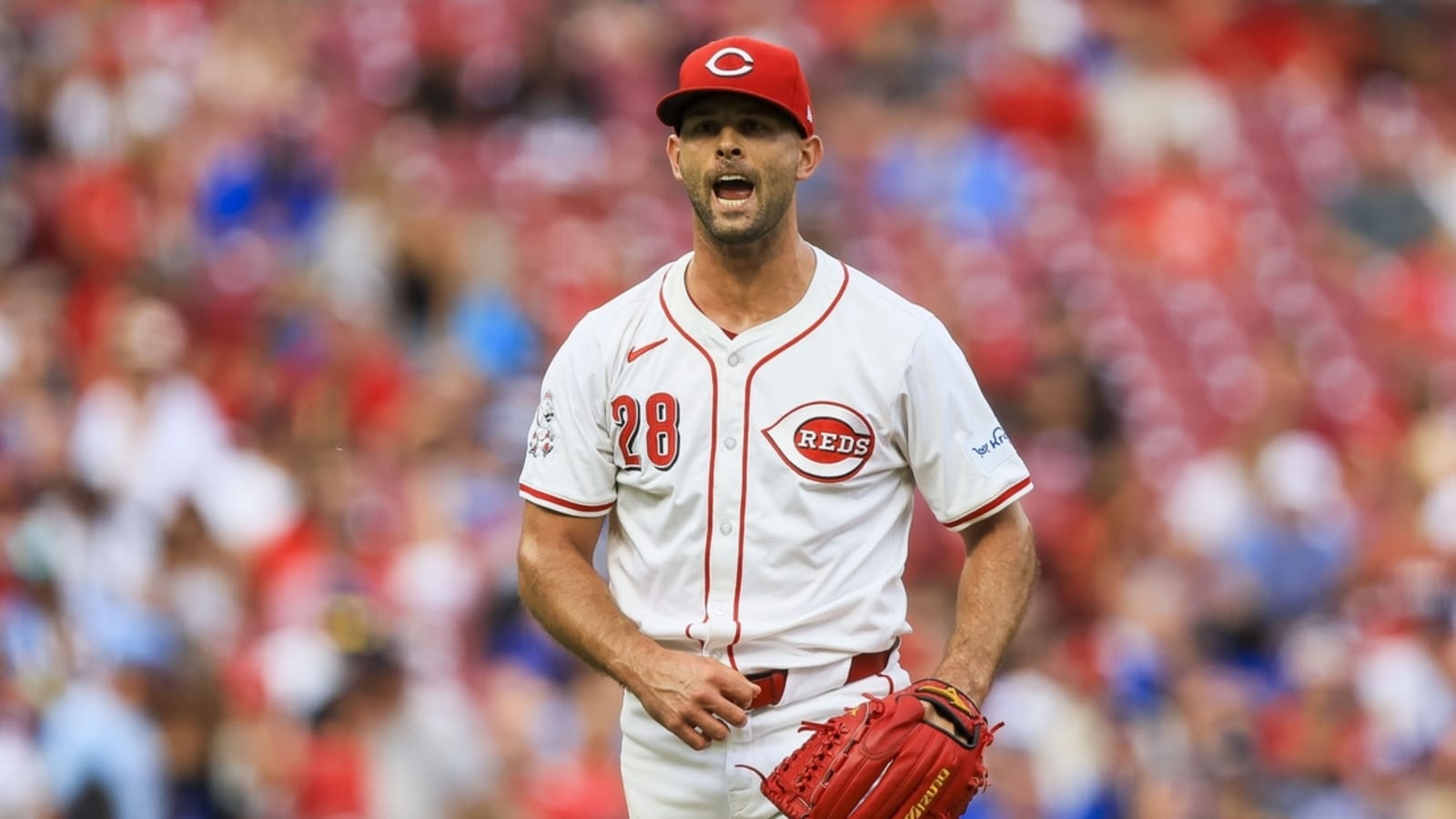 Santiago Espinal flirts with cycle as Reds sink Cubs