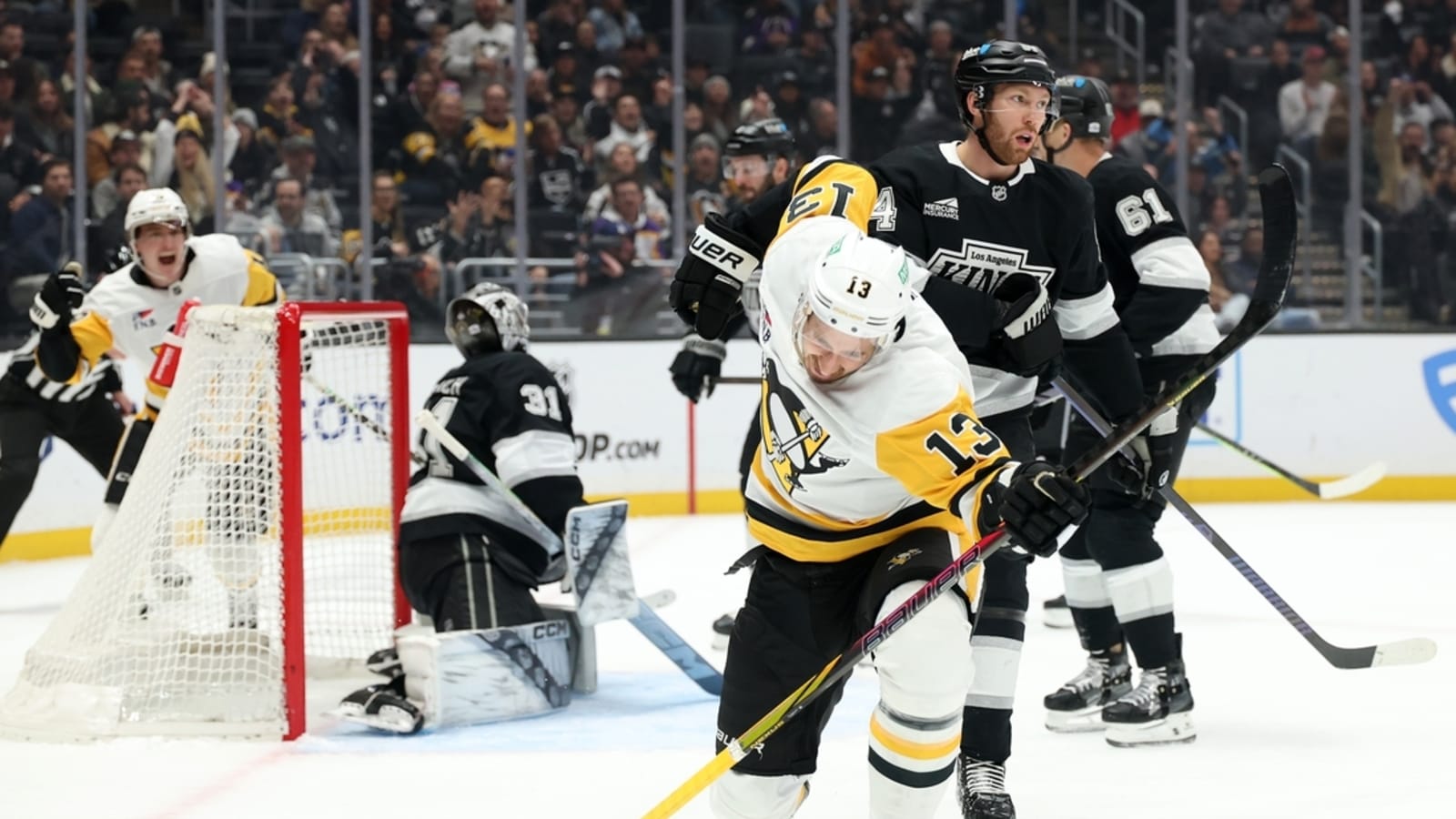 Penguins dominate, end Kings&#39; nine-game home win streak
