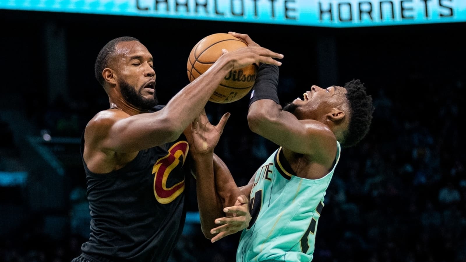 Evan Mobley&#39;s career night leads Cavs over Hornets