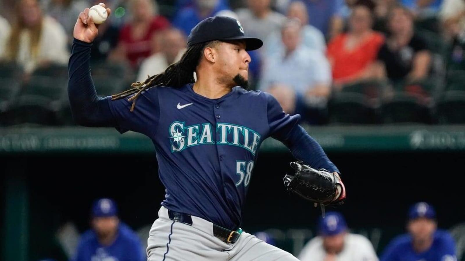 Mariners fend off Rangers to grab first place in AL West