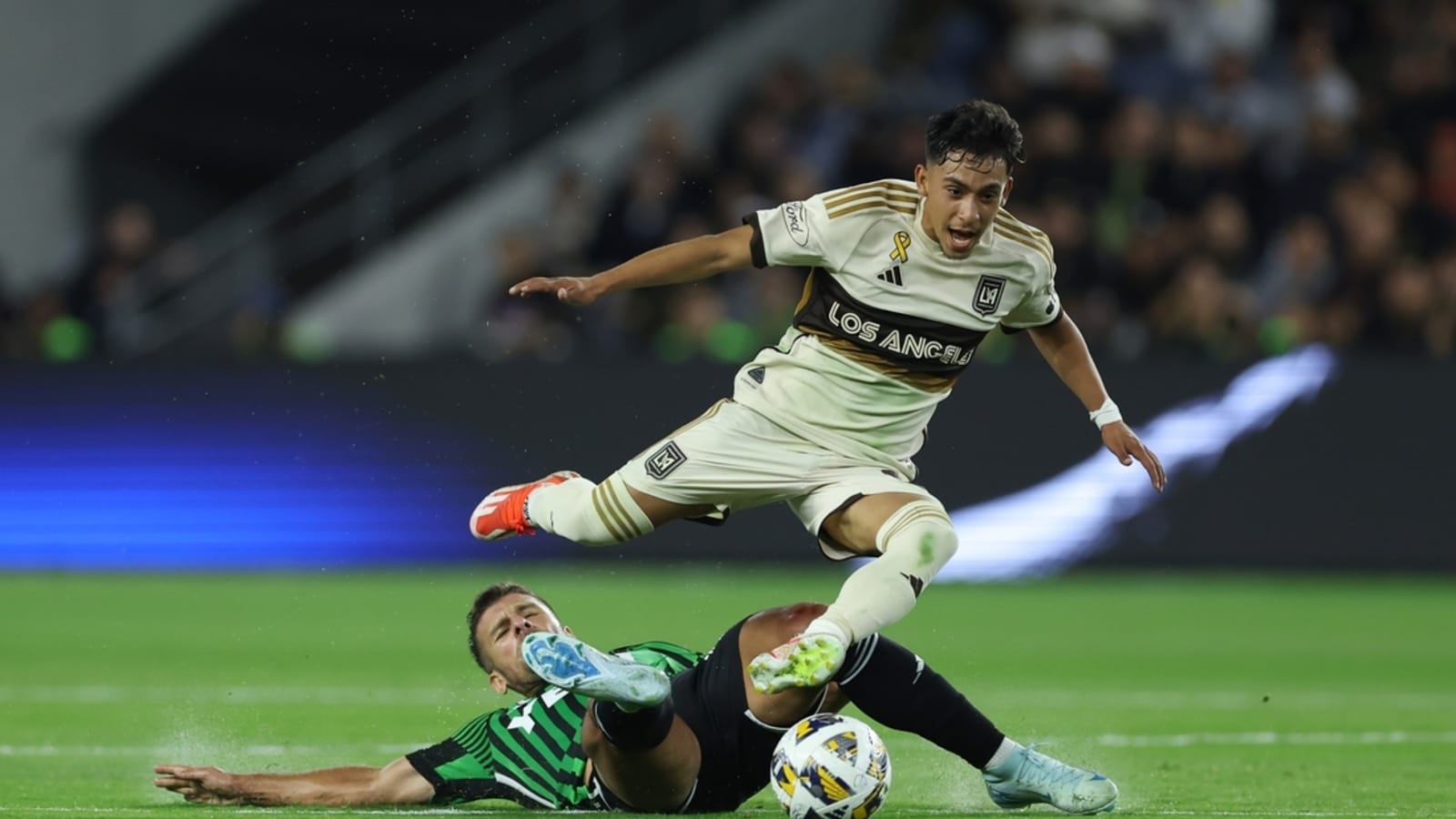 Dynamo sign former LAFC M Erik Duenas