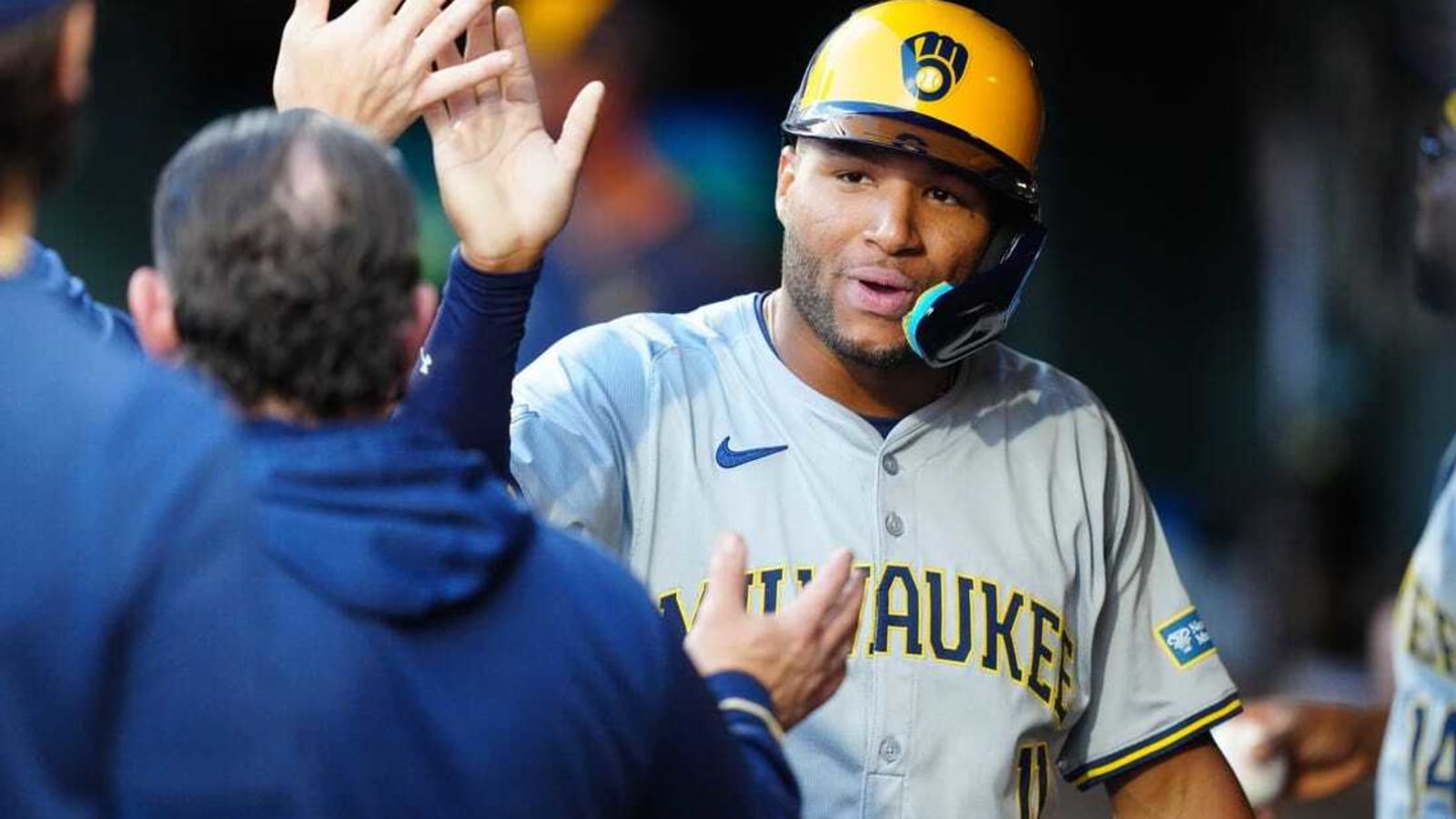 Division leaders square off as Brewers visit Dodgers