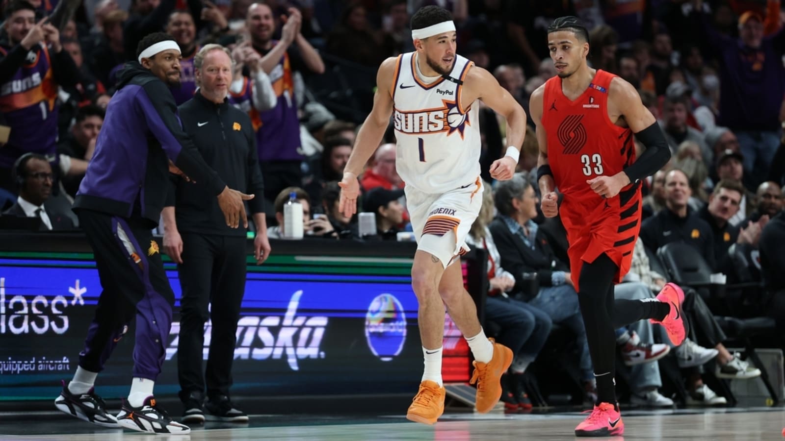 Devin Booker becomes Suns&#39; all-time leading scorer