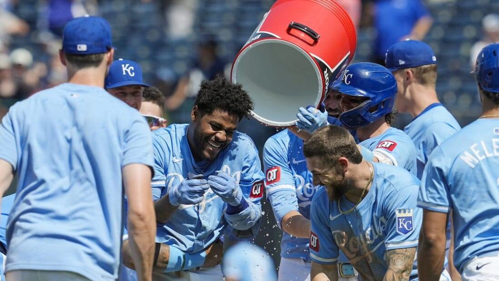 Royals aim to take flight vs. Dodgers in opener of road trip