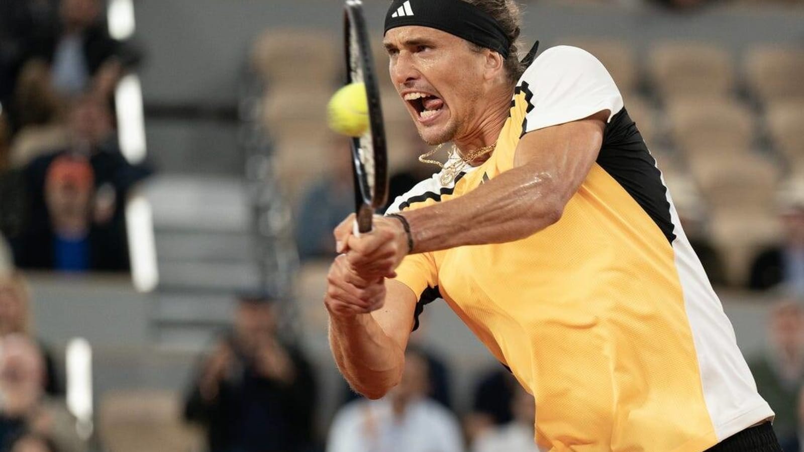 Alexander Zverev survives 5-set thriller at French Open