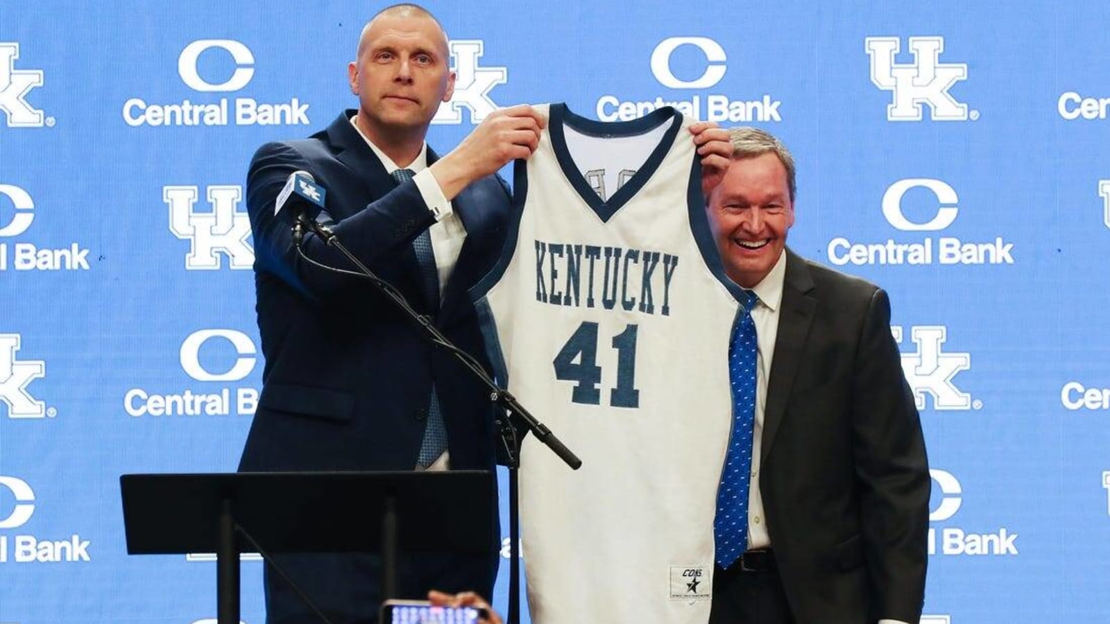 New Kentucky coach Mark Pope not afraid of big expectations