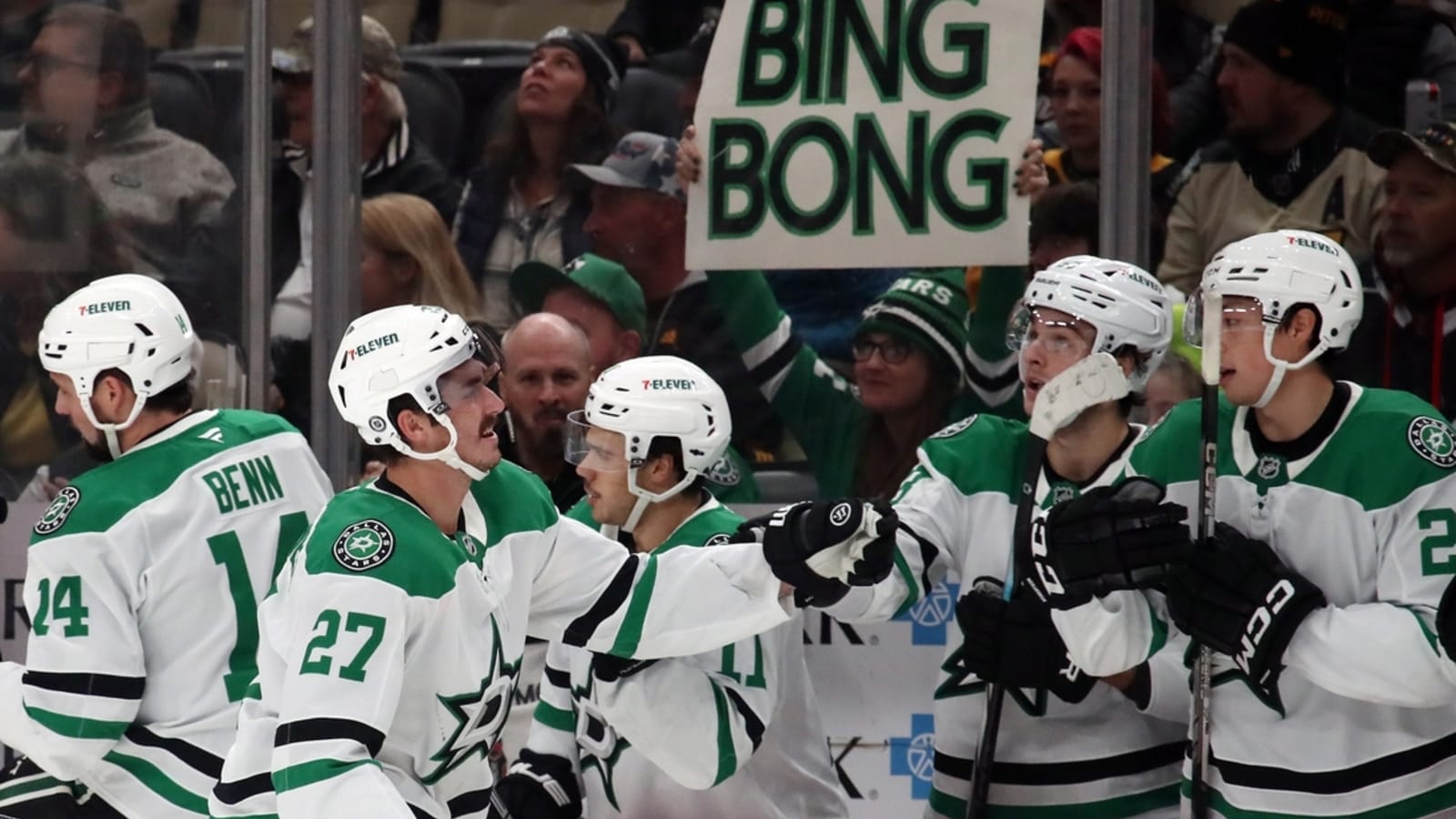 NHL roundup: Stars stomp Pens behind 6-goal first period