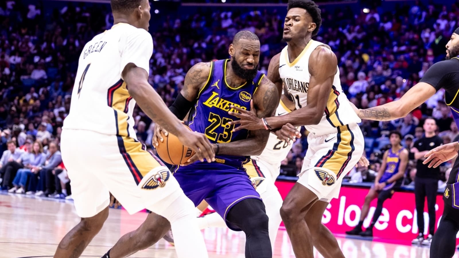 Lakers win 5th straight behind Anthony Davis, LeBron James