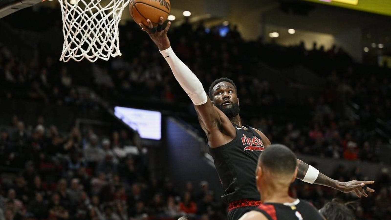 Blazers C Deandre Ayton (hand) exits game vs. Heat