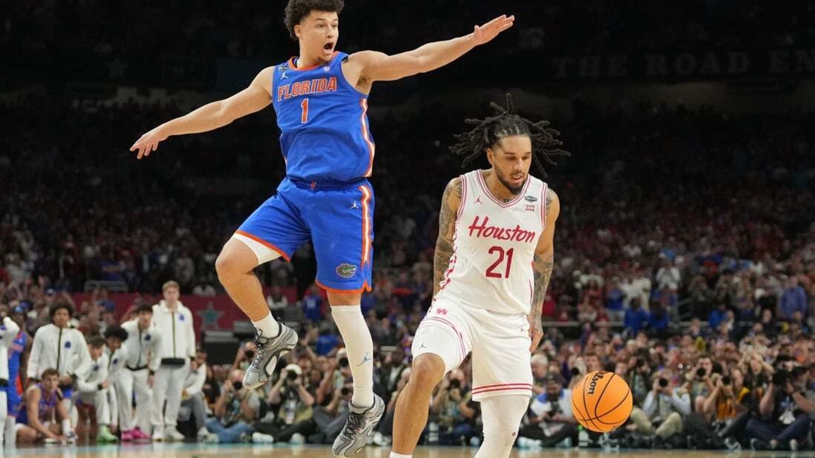 Late surge caps MOP effort by Florida&#39;s Walter Clayton Jr.