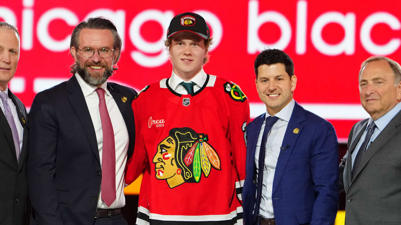Blackhawks sign first-rounder Marek Vanacker