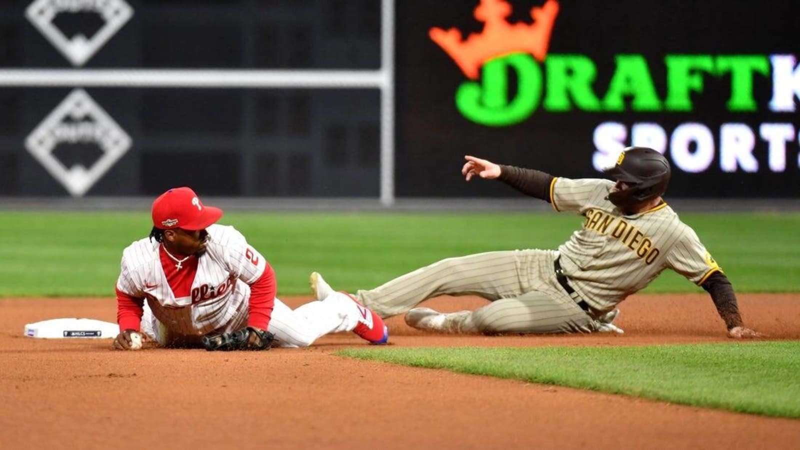 Kyle Schwarber&#39;s homer sparks Phils to Game 3 win in NLCS