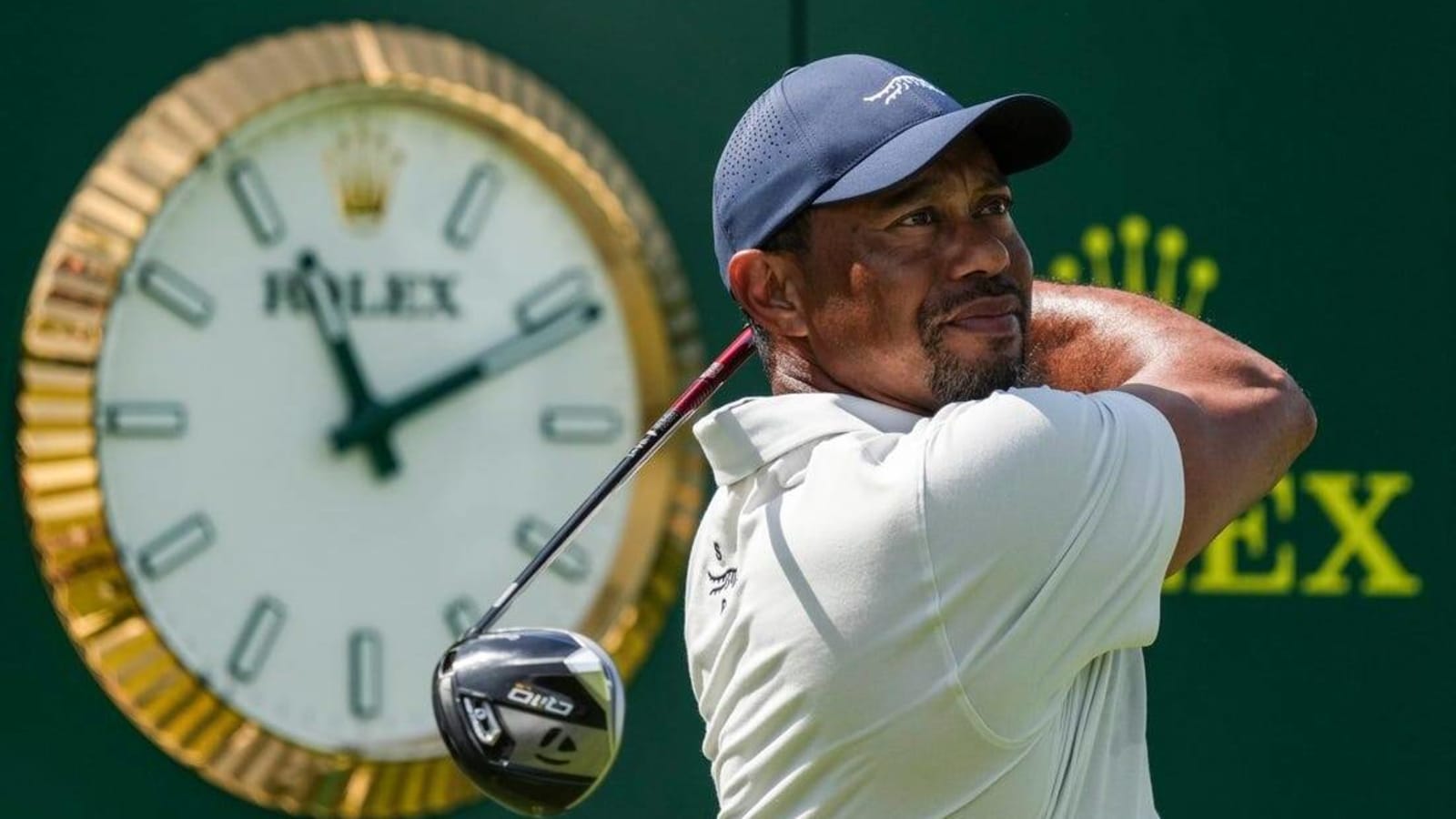 Tiger Woods draws massive crowd at PGA practice round