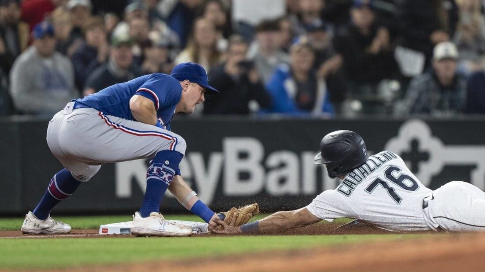 Mariners&#39; 9th-inning rally keeps Rangers from clinching