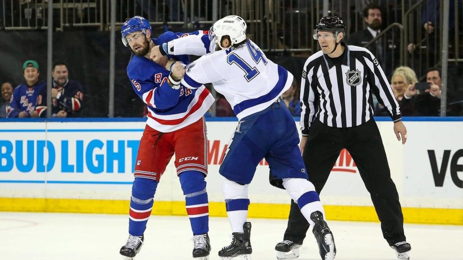 Chris Kreider scores pair to lead Rangers past Lightning