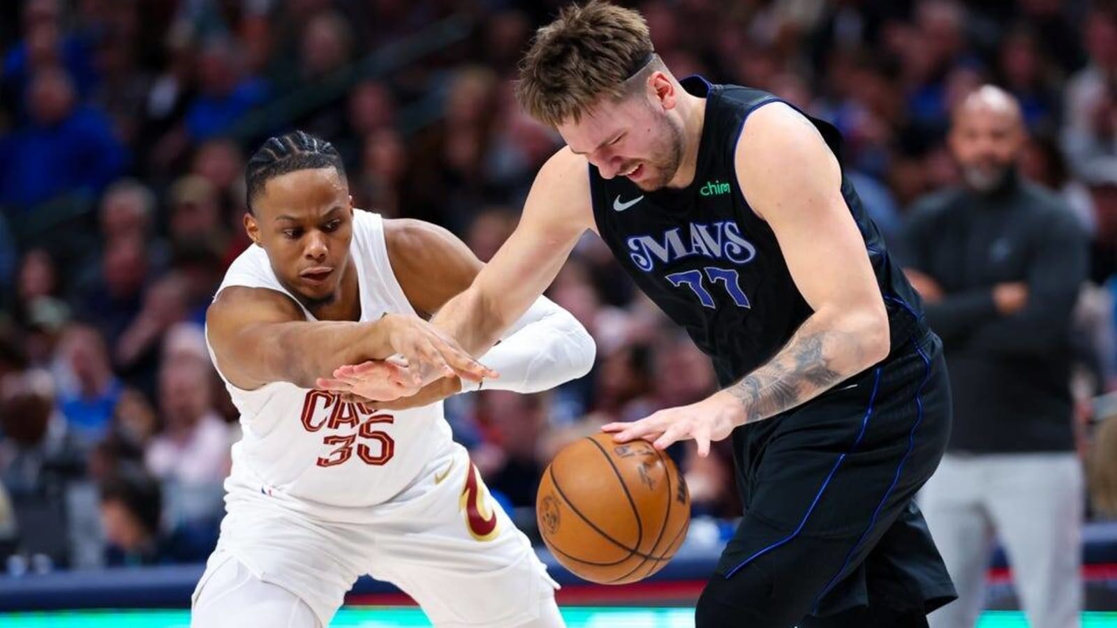 Jarrett Allen, Cavaliers stave off Mavericks