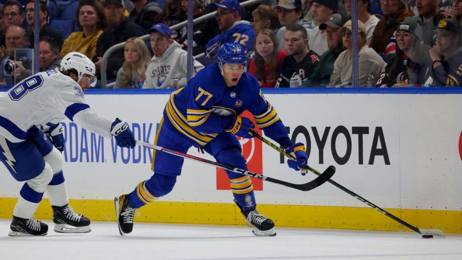 Lightning break through late to beat Sabres