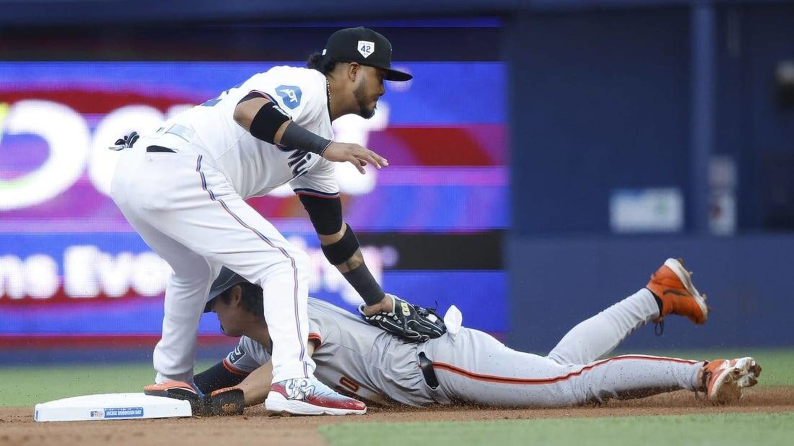 Giants rally late, slip past Marlins 4-3