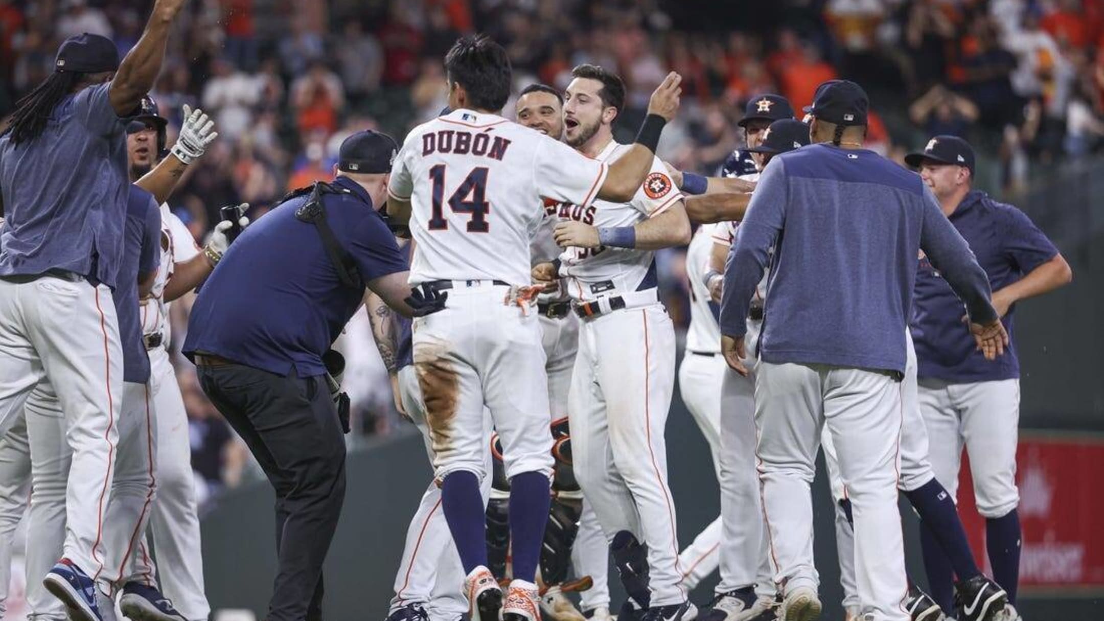 Tucker blast breaks tie, lifts Astros