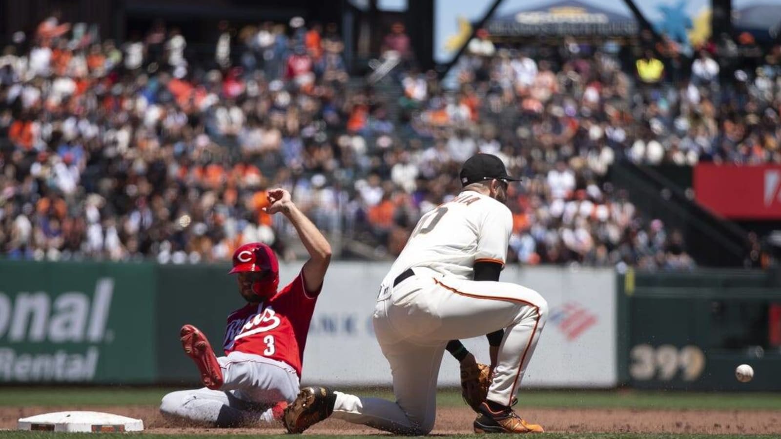 Reds overwhelm Giants in dominant series win