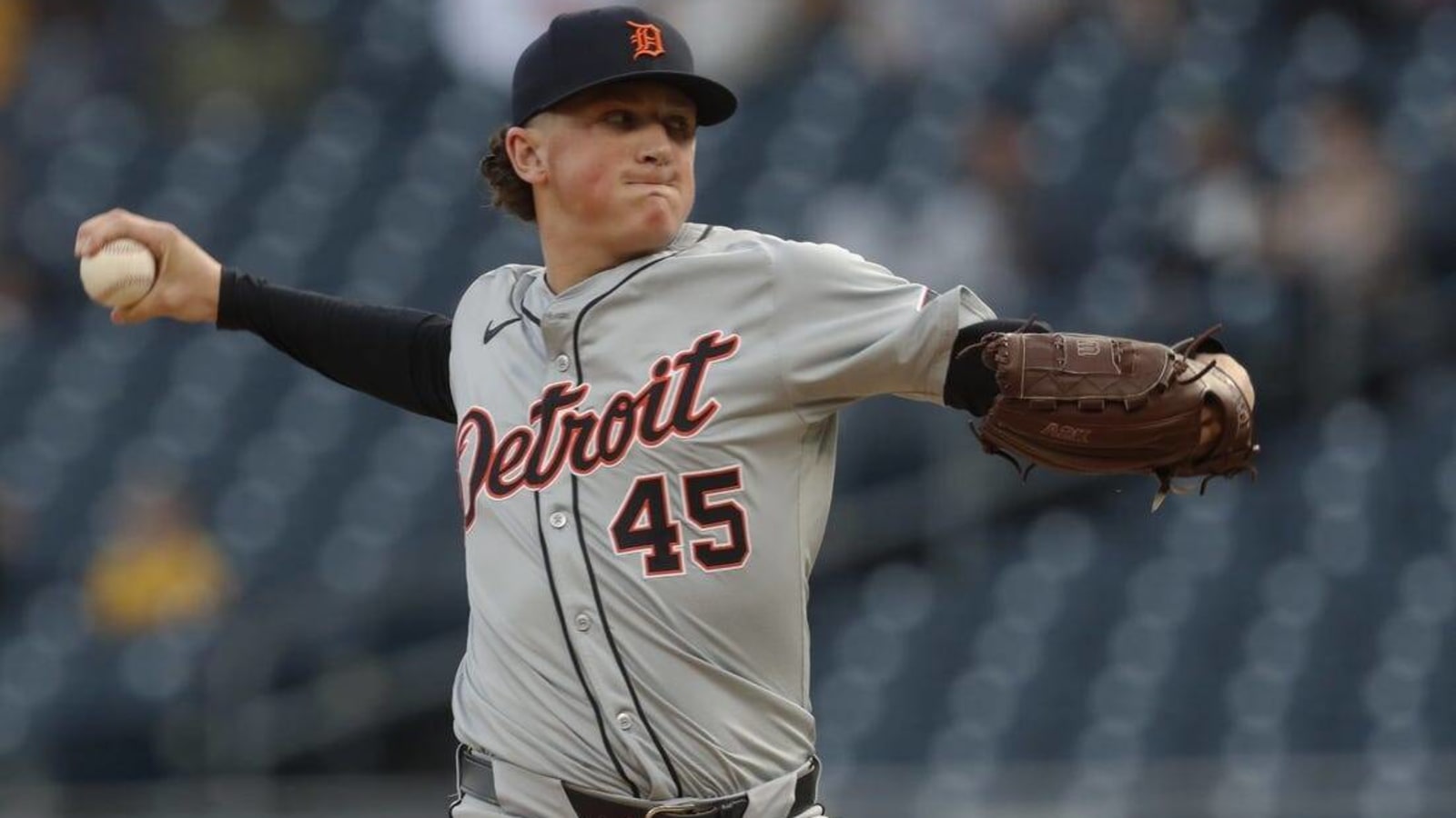 Tigers host Royals in rare Friday day start