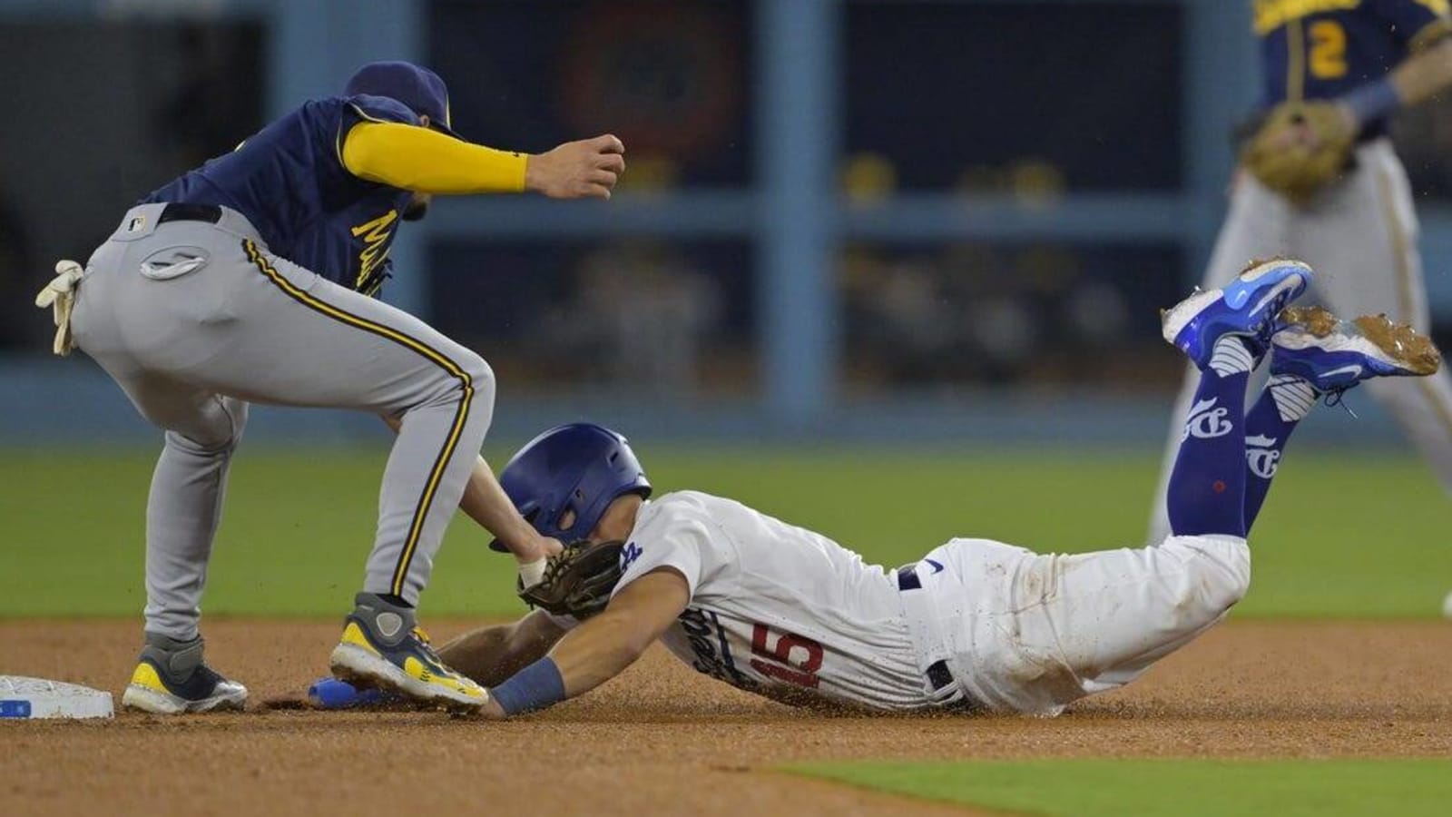 Austin Barnes&#39; homer lifts Dodgers to sweep of Brewers