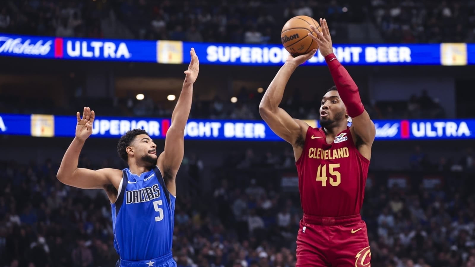 Evan Mobley lifts Cavs to 9th straight win in rout of Mavericks