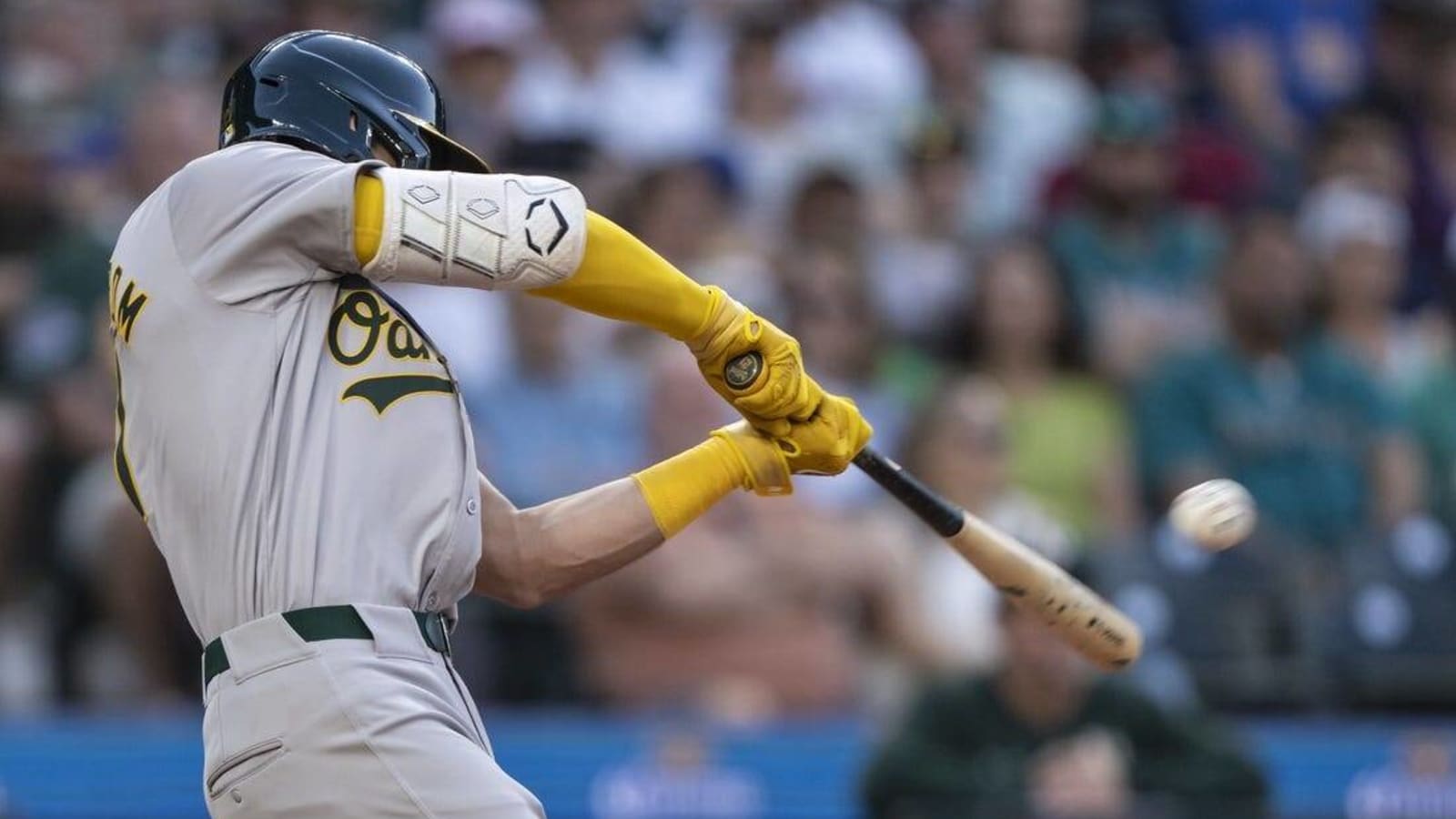 A&#39;s pull away late to pound Mariners