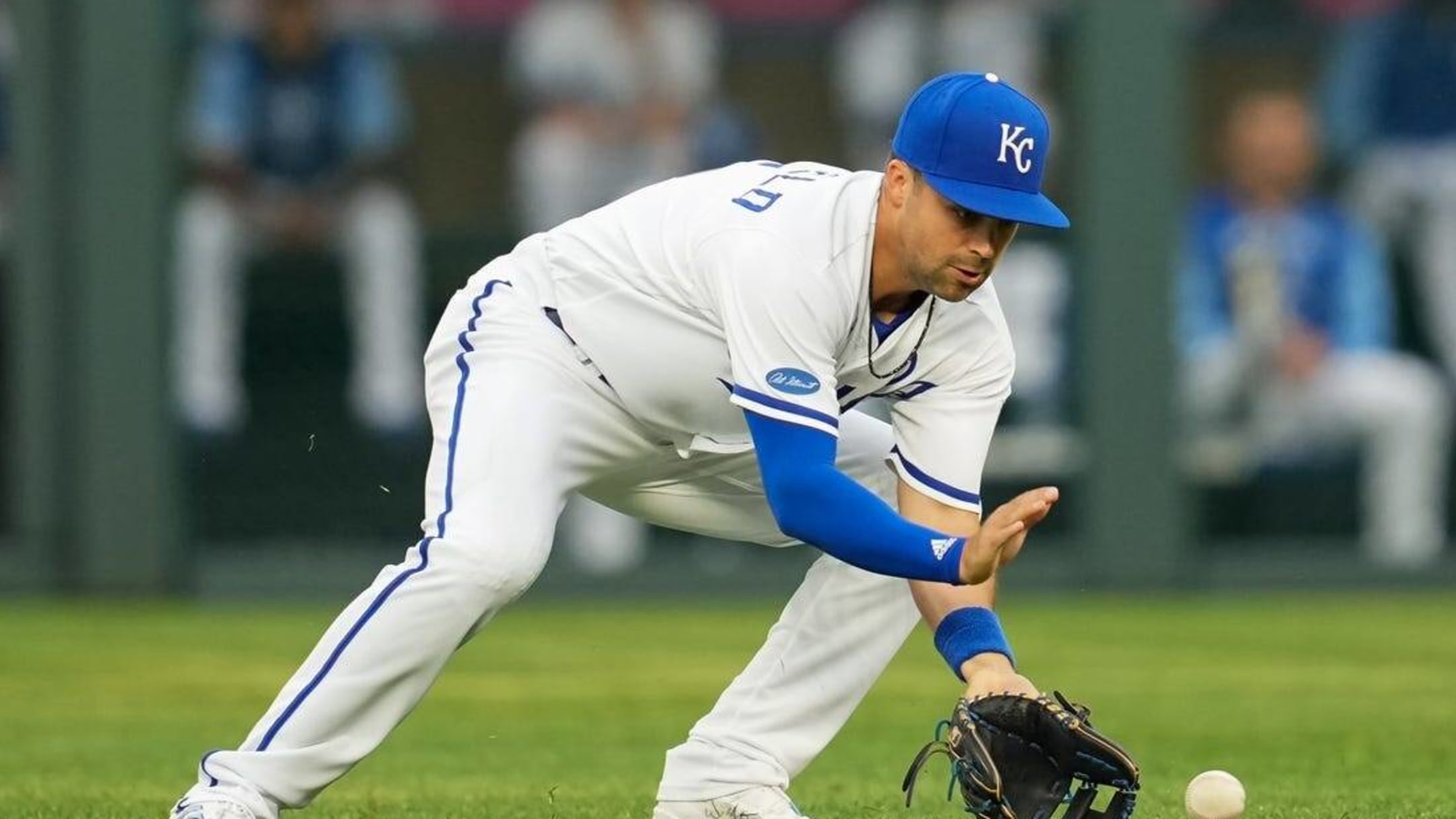 Whit Merrifield gets COVID-19 vaccine, now able to play in home