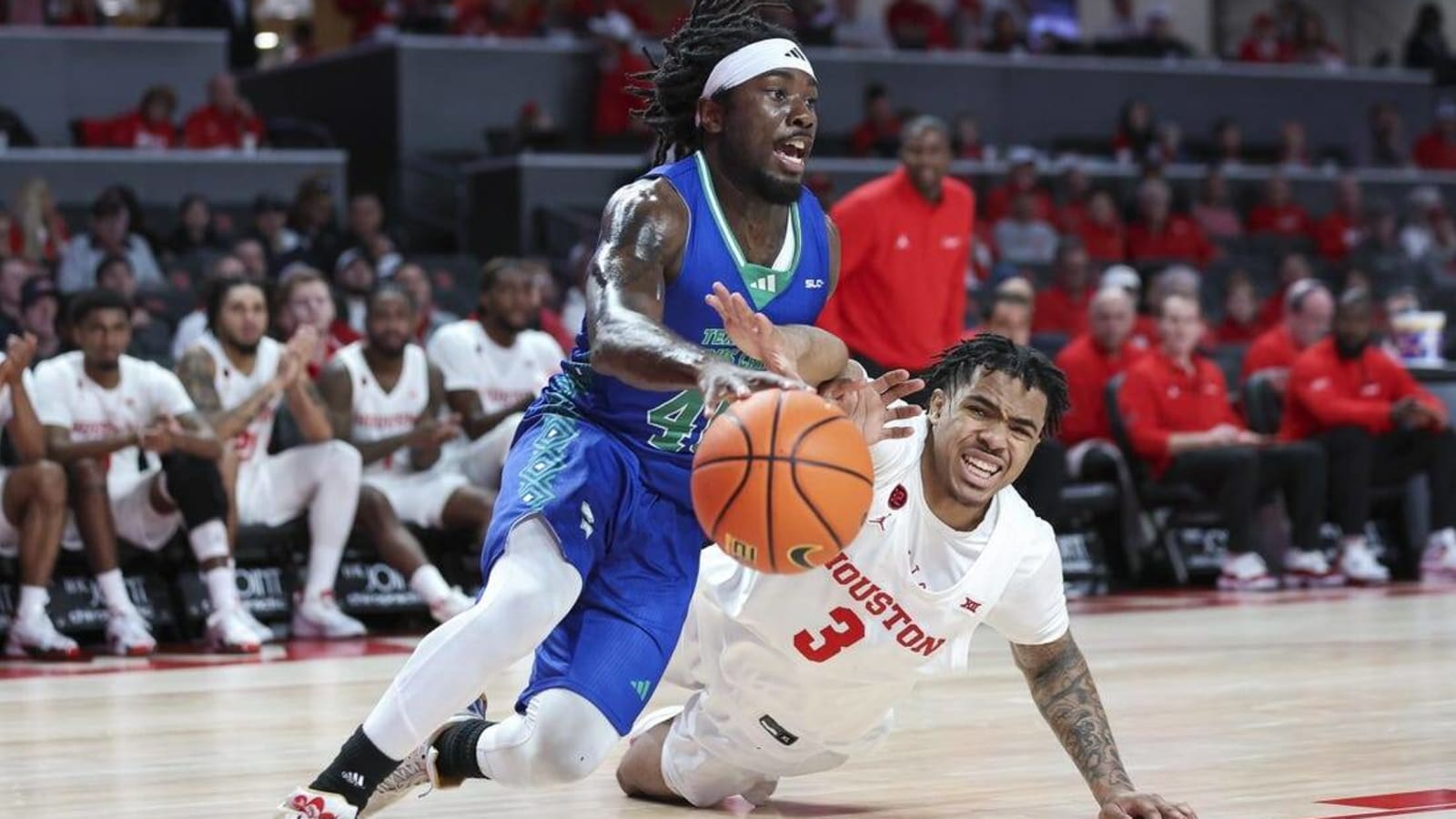 No. 7 Houston rolls to dominating win over Texas A&M-Corpus Christi