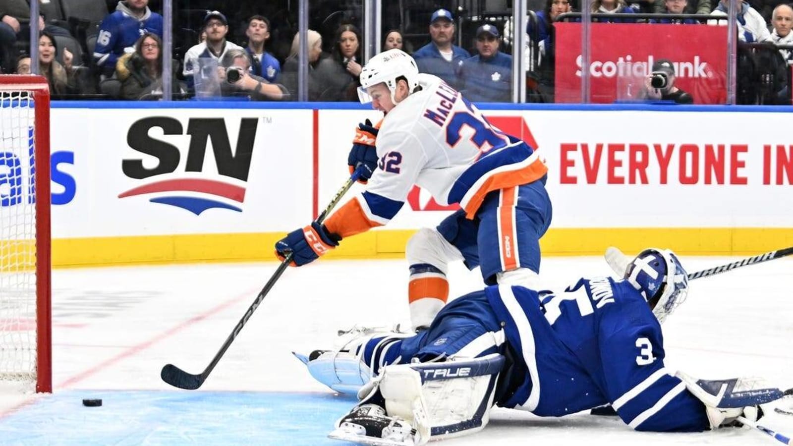 Islanders sweep season series with Maple Leafs