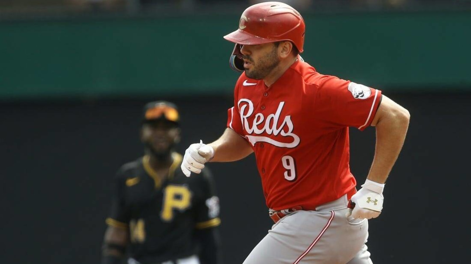 Reds break out bats to clinch series win over Pirates