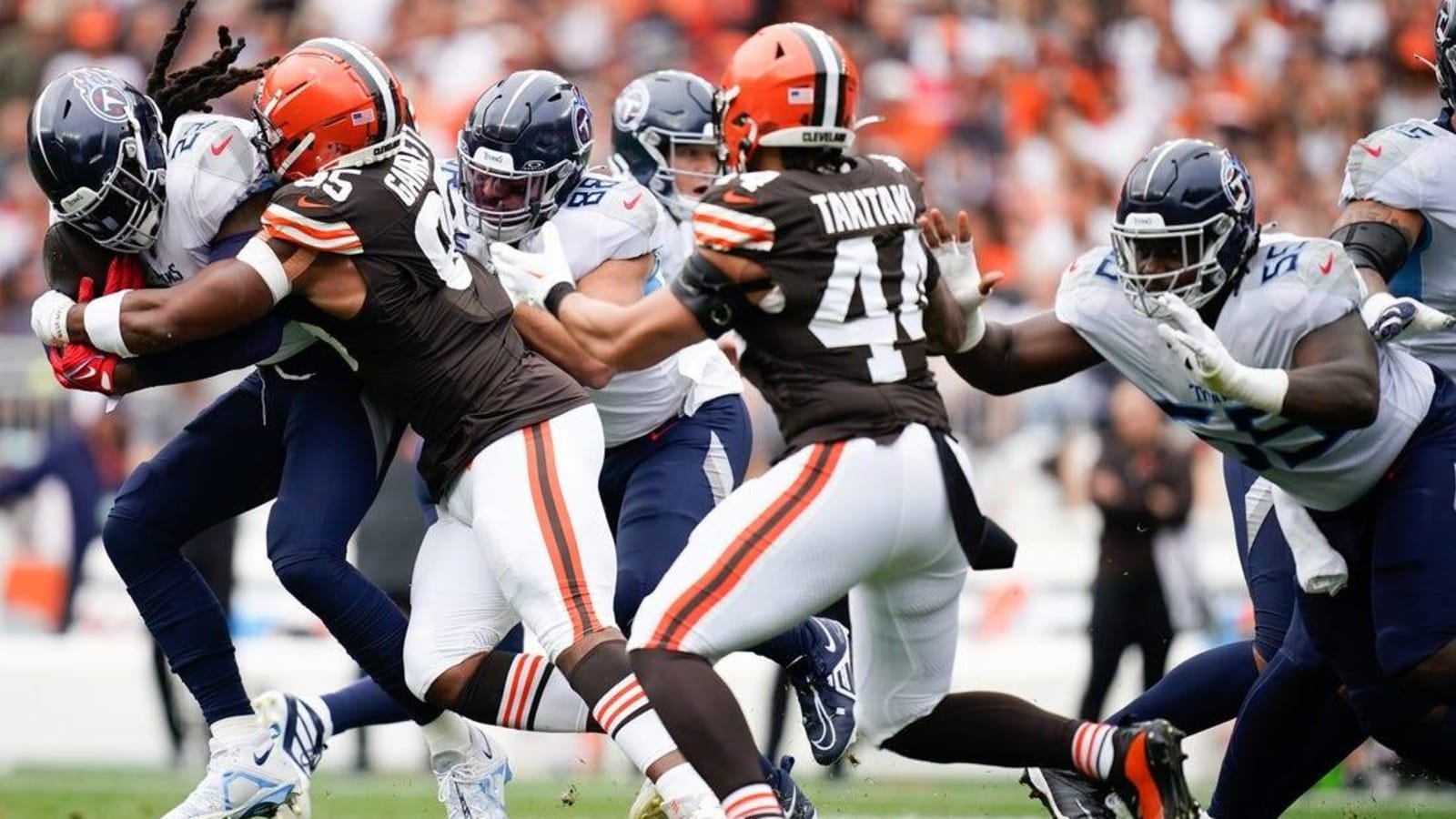 Browns take to the air, overwhelm Titans 27-3