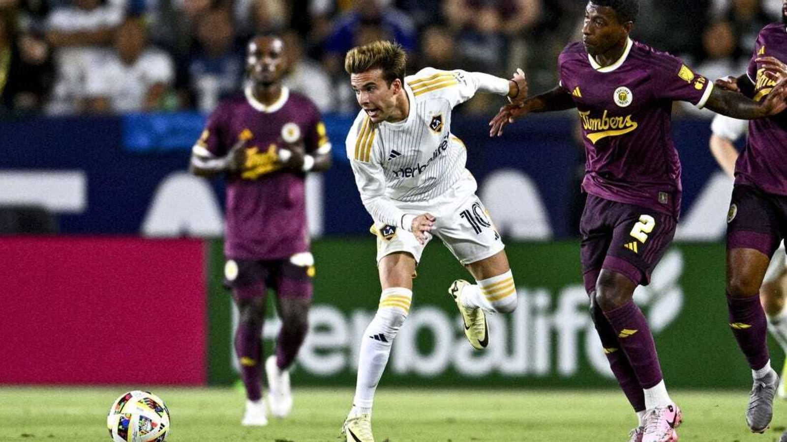 West-leading Galaxy fend off Timbers
