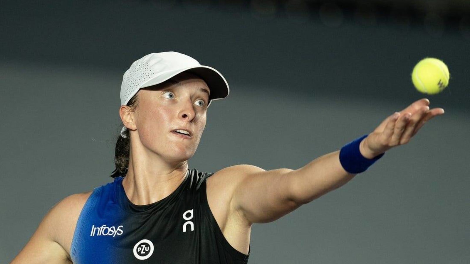 Iga Swiatek rallies, Jessica Pegula out at Australian Open