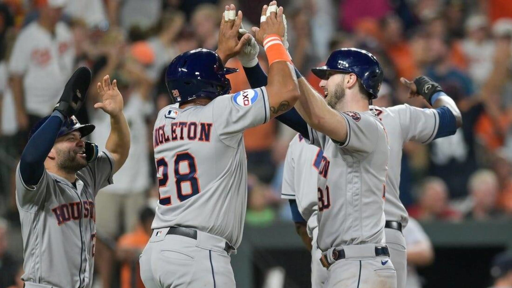 Vaughn's double lifts White Sox over Astros 3-2 in opener