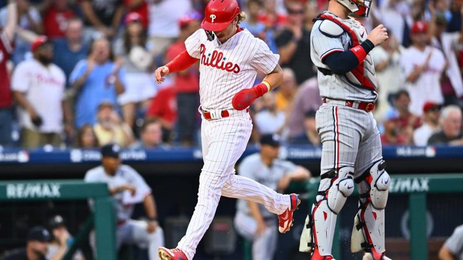 Phillies explode for 13 runs in routing Twins