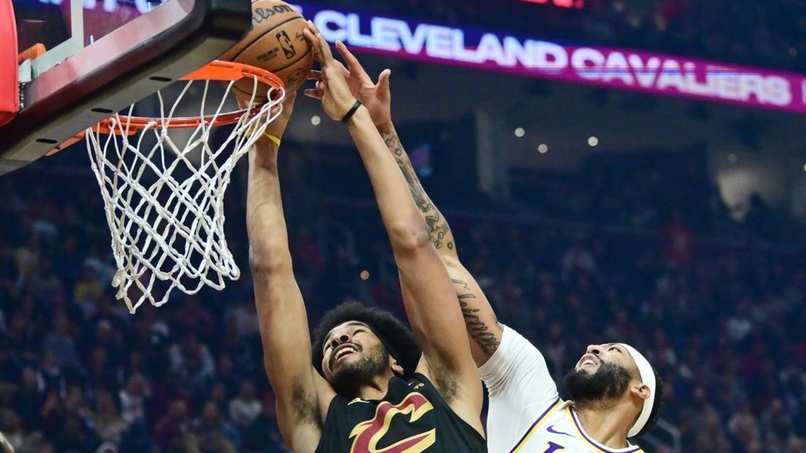 Anthony Davis scores 32 as Lakers sink Cavs