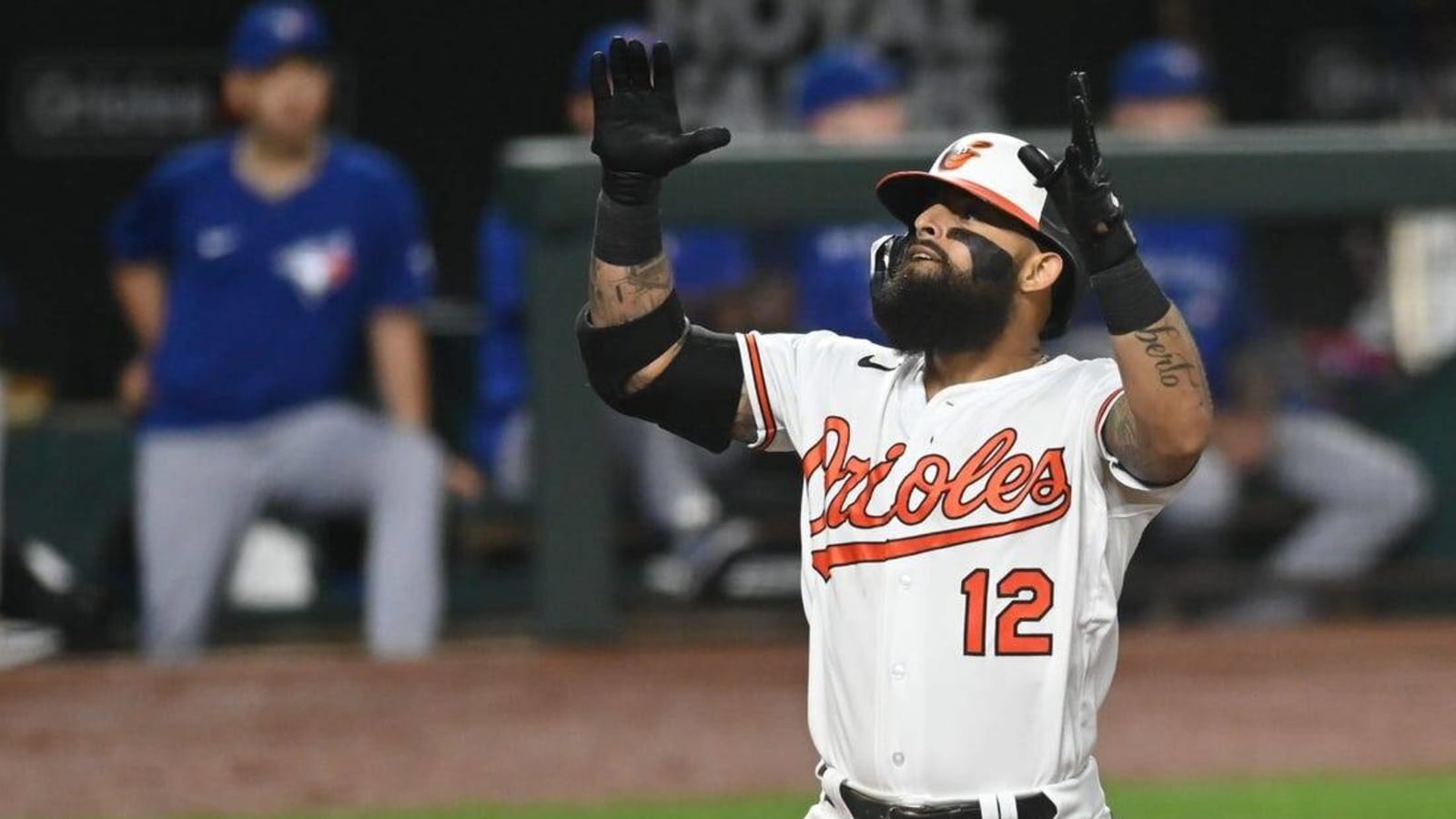 Orioles look to sweep Blue Jays, shorten gap in race