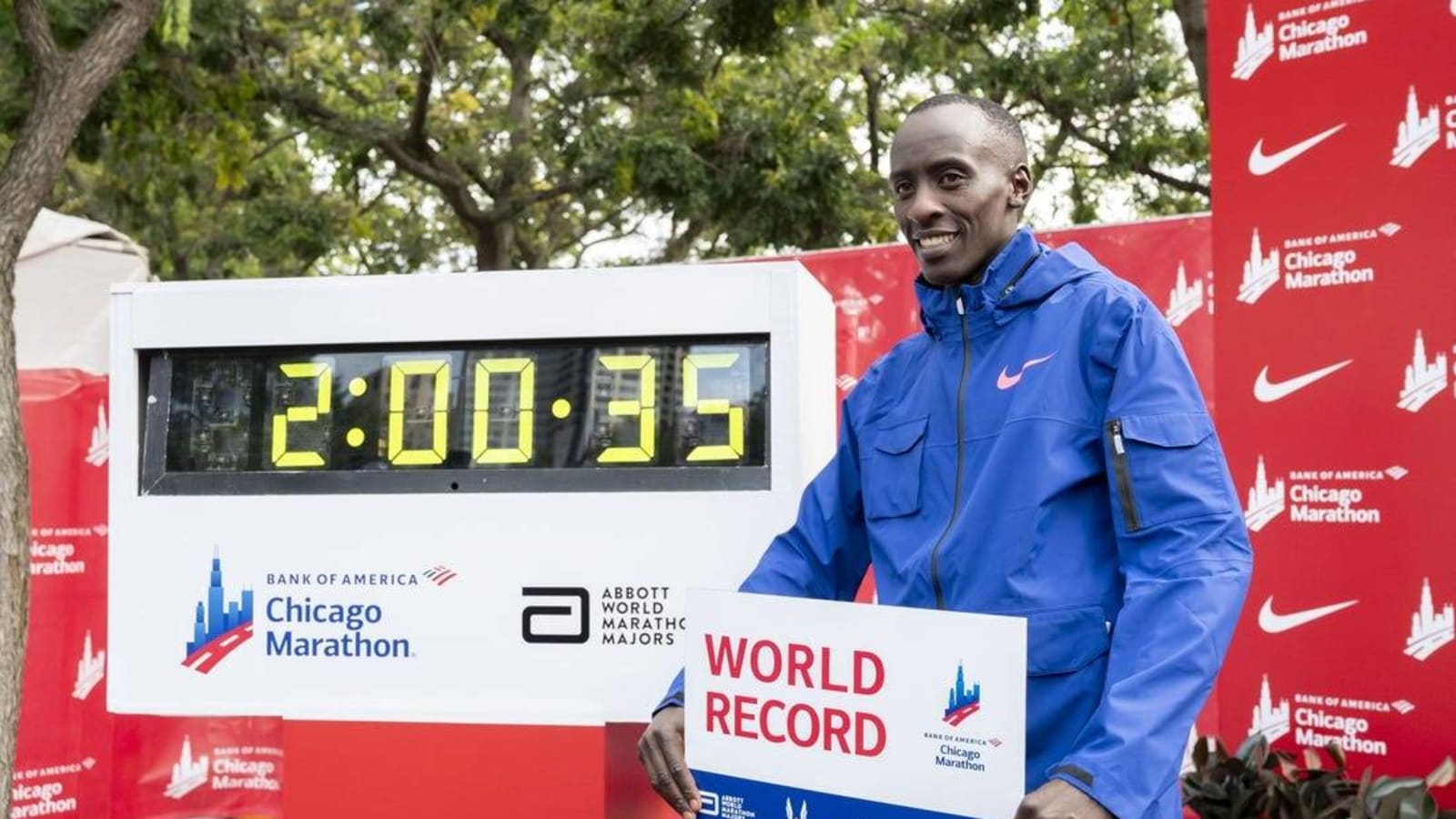 Kelvin Kiptum breaks marathon world record in Chicago