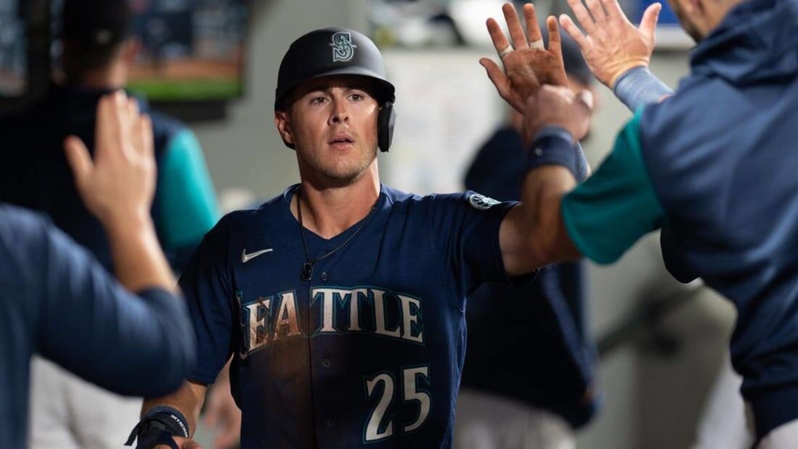 Mariners&#39; Dylan Moore agrees to 3-year contract extension