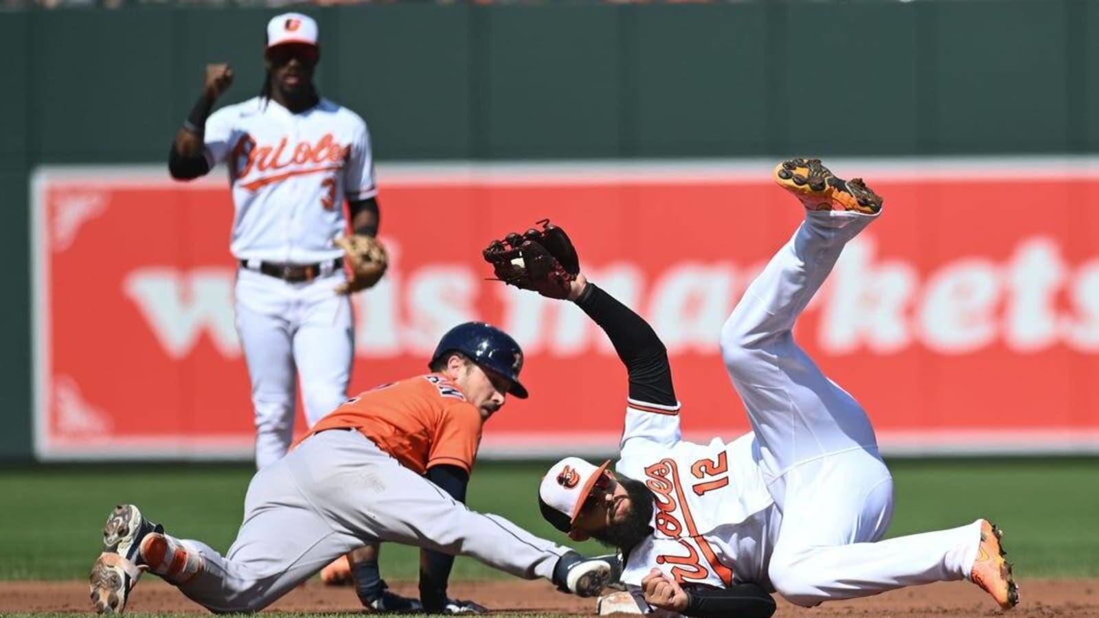 Astros surge past Orioles in 11th inning