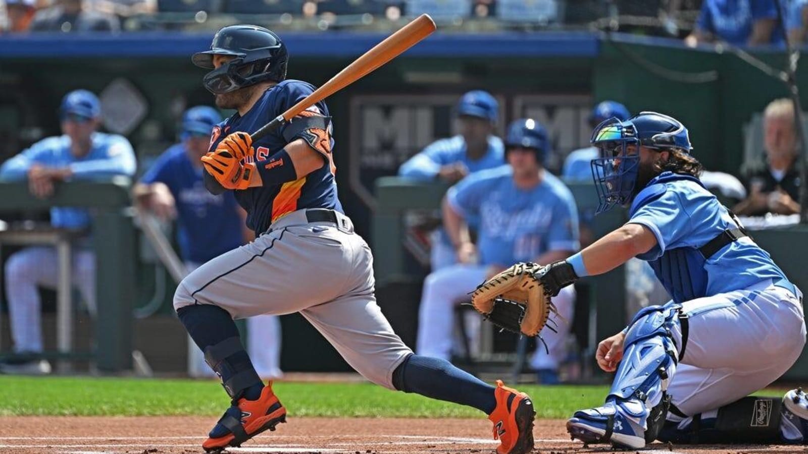 Astros bounce back to end Royals' four-game win streak