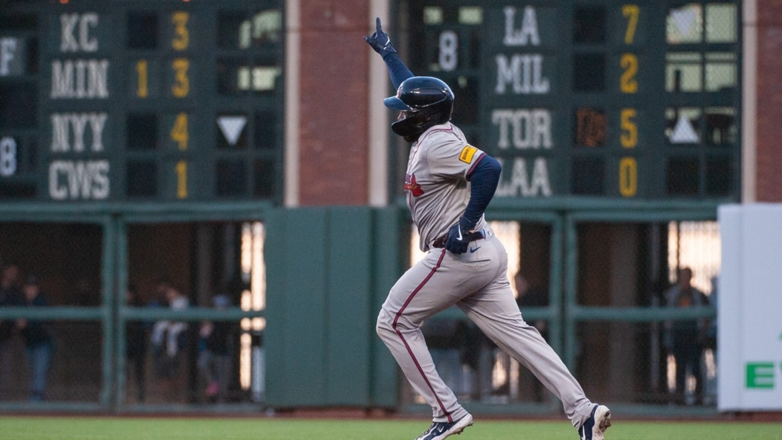 Braves lose late lead, beat Giants in 10 innings
