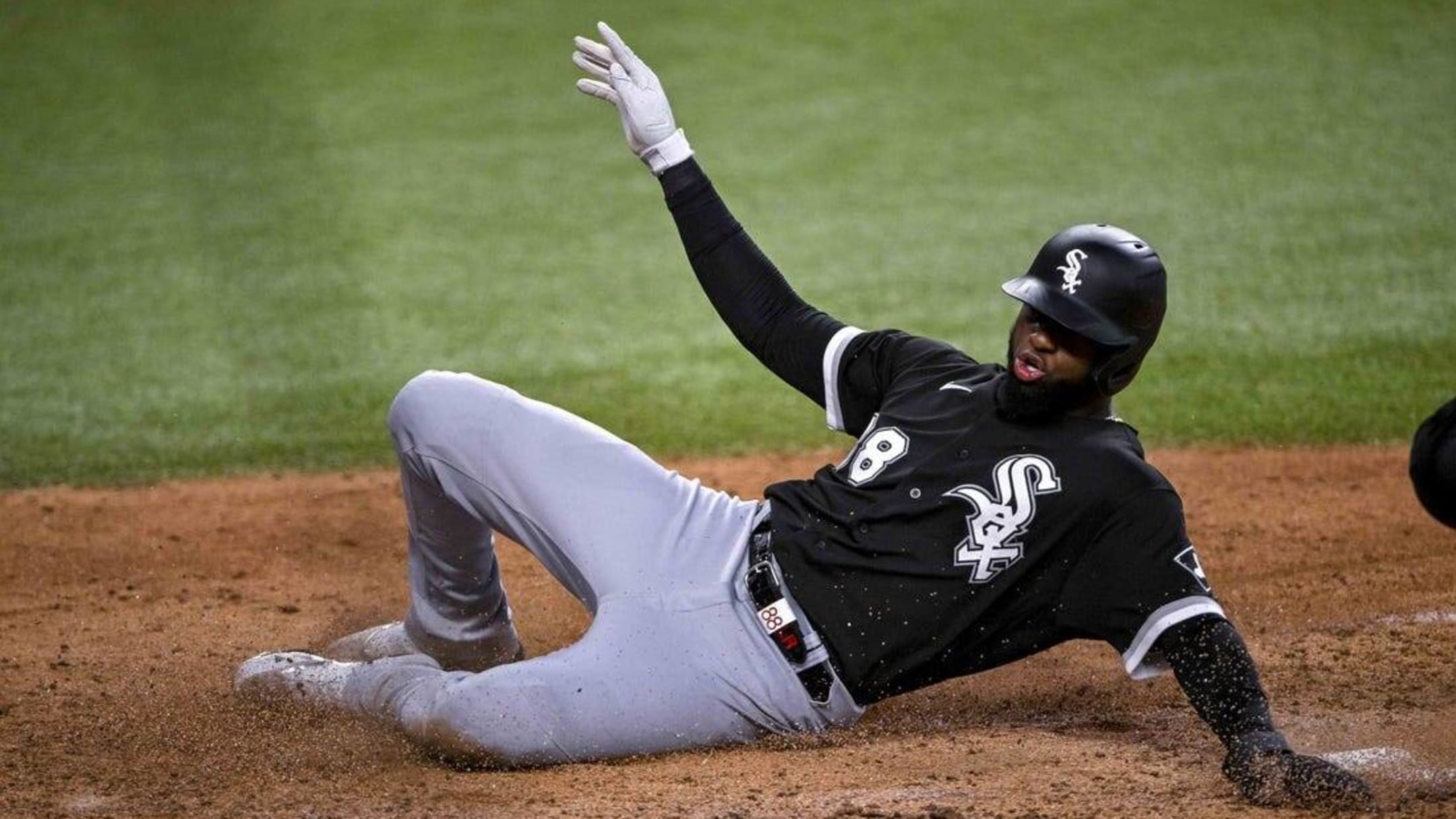 Andrew Vaughn, White Sox top Rangers to split series