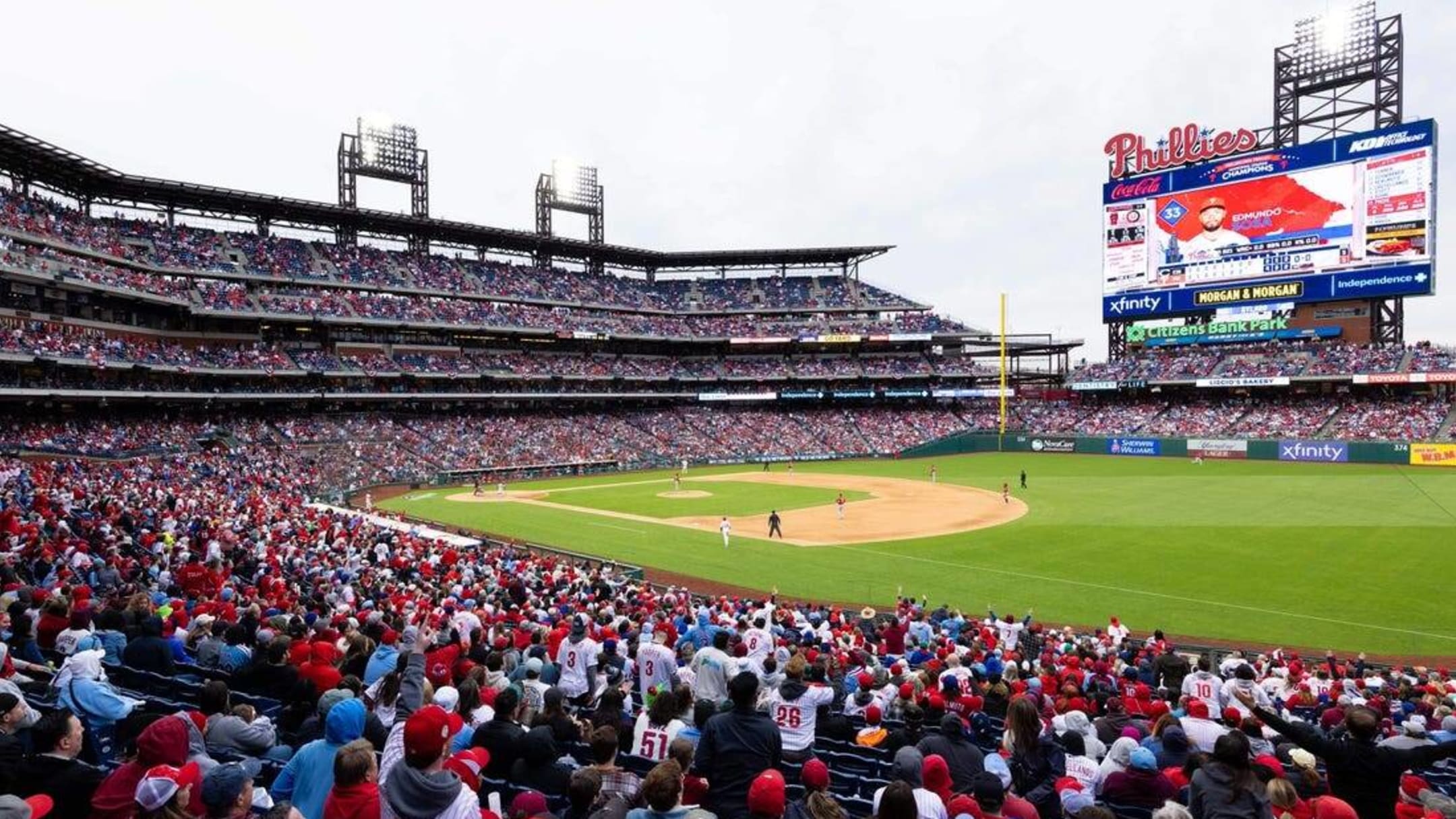 Fan falls over railing into bullpen at Phillies-Red Sox game