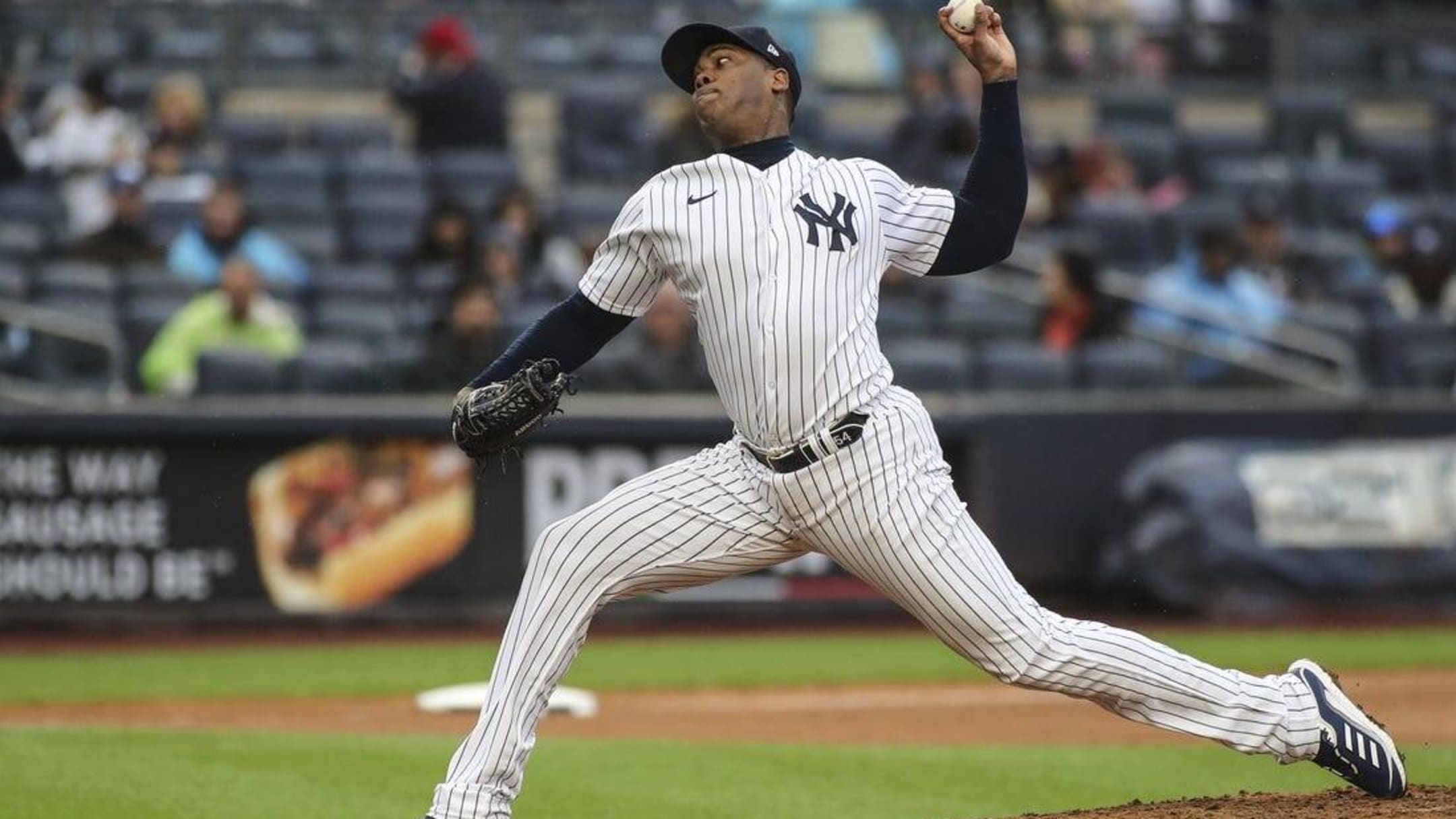 Royals sign left-handed pitcher Aroldis Chapman to 1-year contract