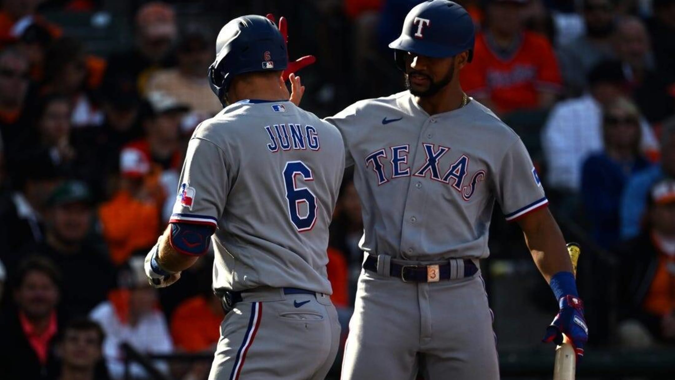 Toronto Blue Jays edge Texas Rangers 3-2