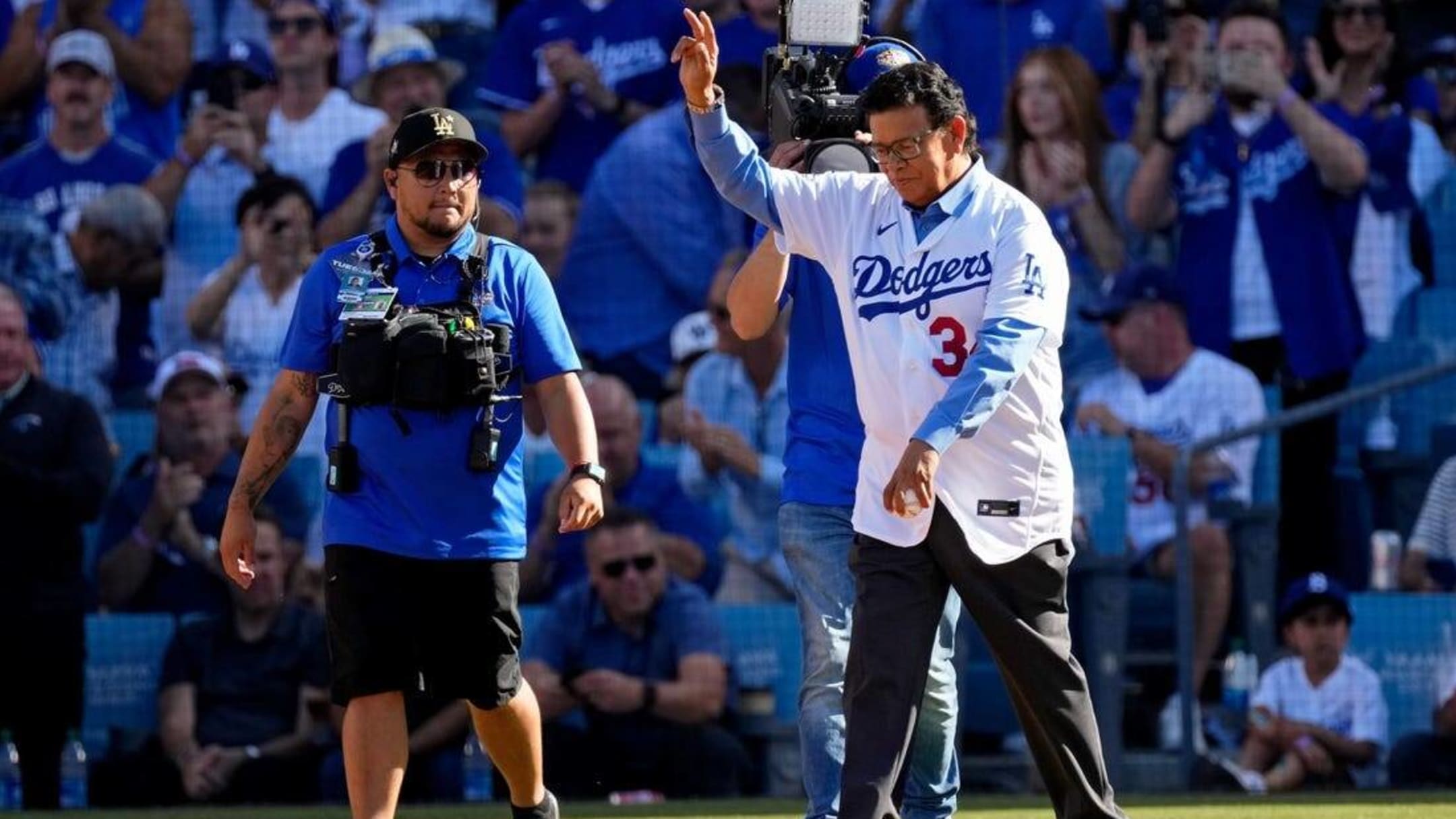 Los Angeles Dodgers retire Fernando Valenzuela's jersey in ceremony