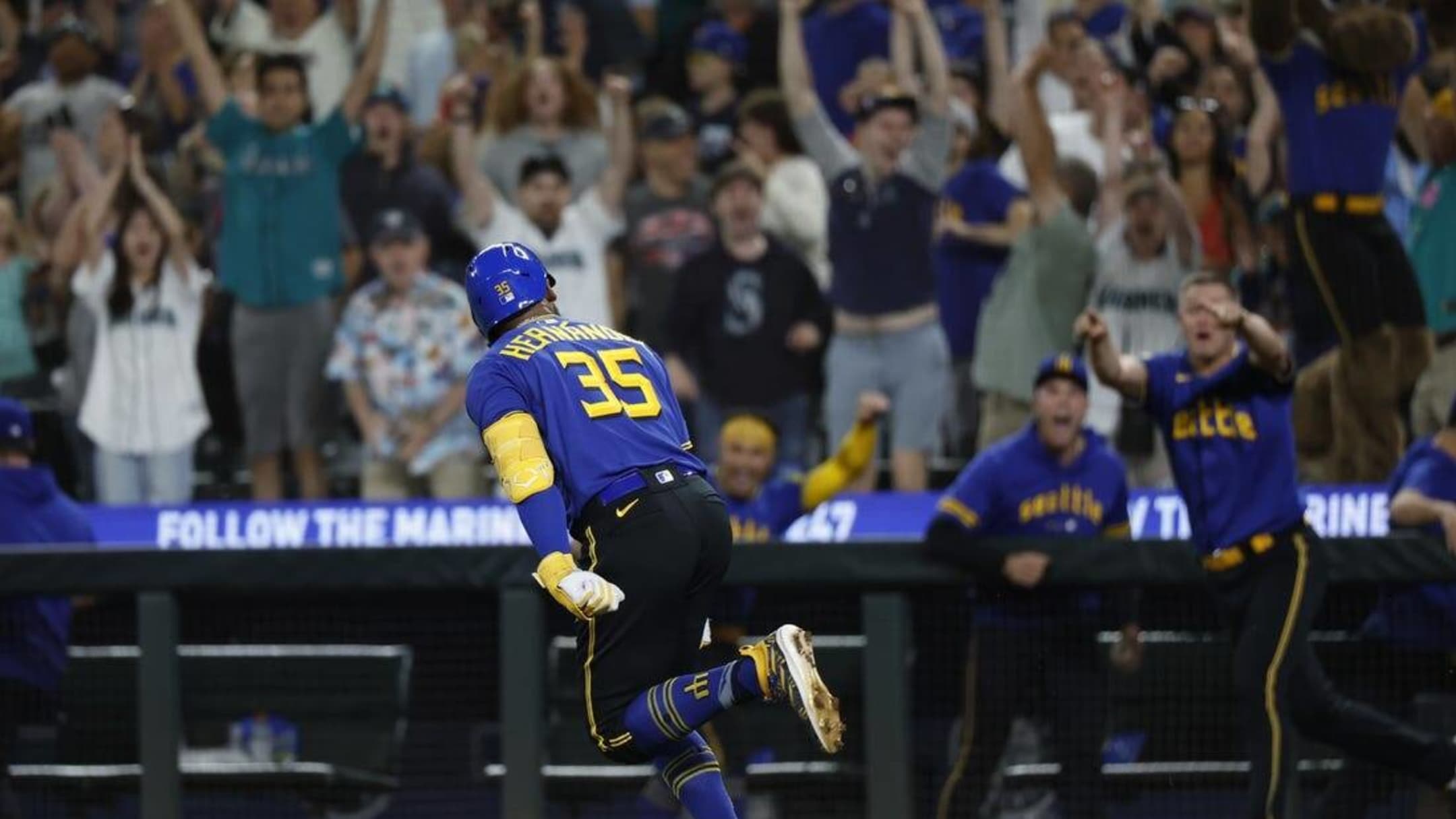 Mariners remove Blue Jays gear from team store after players, fans